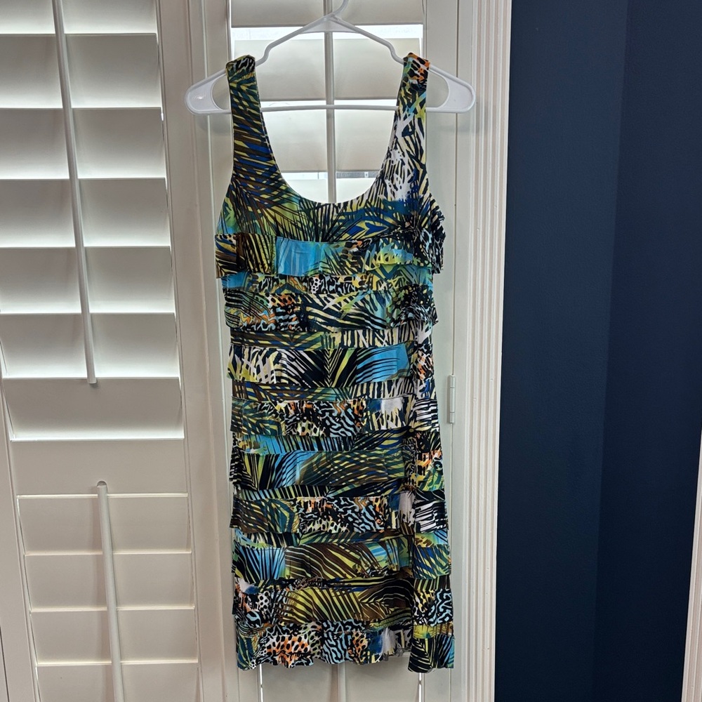 Colorful sleeveless dress. - Picture 2 of 3